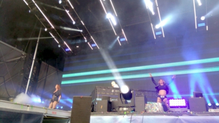 Stage-in-voller-Breite